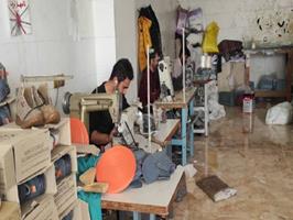 «کار آفرینی» کارگر با ۱۰۰ هزار تومان / اشتغالزایی برای ۵۰ نفر با تولید کفش ورزشی درمحروم ترین شهر آذربایجان