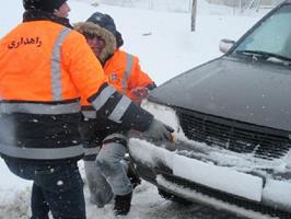راهداران آذربایجان‌شرقی به ۲ هزار و ۲۵۰ خودرو گرفتار در برف امدادرسانی کردند