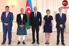 سفیر انگلیس دامن پوش در مقابل رئیس جمهور آذربایجان 