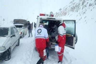 نجات مرد گرفتار در برف و کولاک توسط امدادگران هلال احمر 