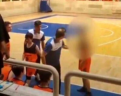 یک مربی به دلیل سیلی زدن به بازیکن، محروم شد