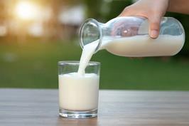 چرا باید روزانه دو لیوان شیر بنوشیم؟
