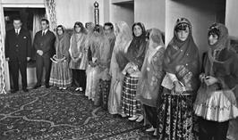 قابی از استقبال دختران ایرانی از ملکه یولیانا